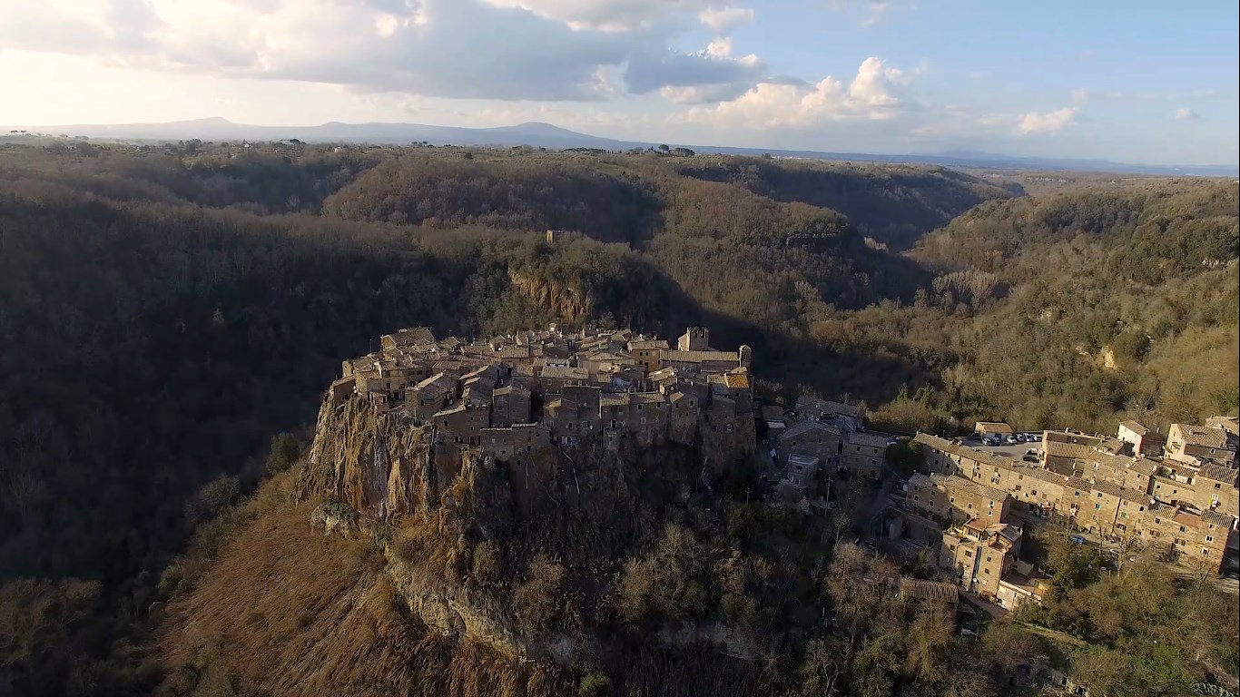  Calcata fonte dei Signa- drone del Parco Valle del Treja 